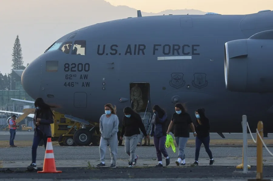 Estados Unidos Contratará a Empresas para Cobrar Multas Migratorias a Deportados en el Extranjero