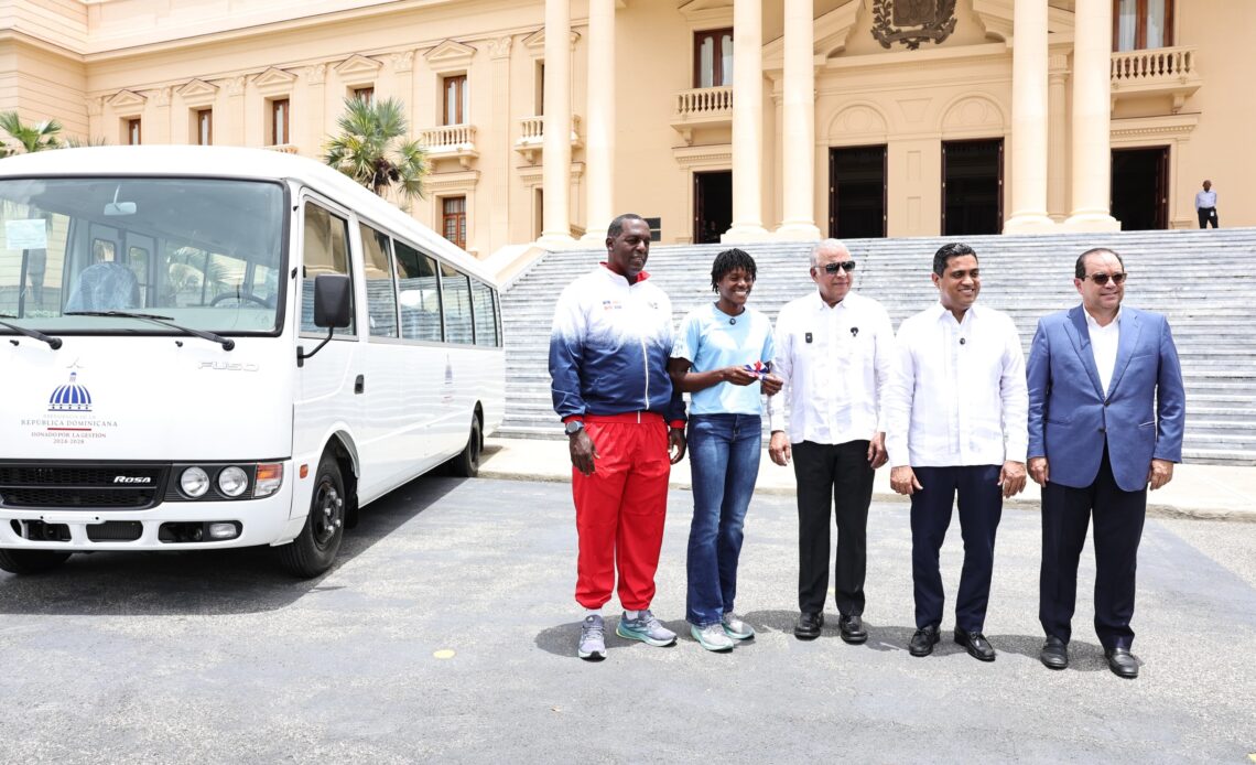 Ministerio de Deportes Otorga Autobús a Marileidy Paulino para Impulsar el Deporte Juvenil