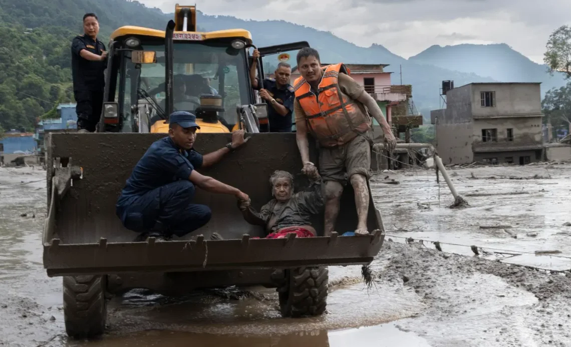Rescate en excavadora de mujer atrapada en el lodo tras riada devastadora en Nepal