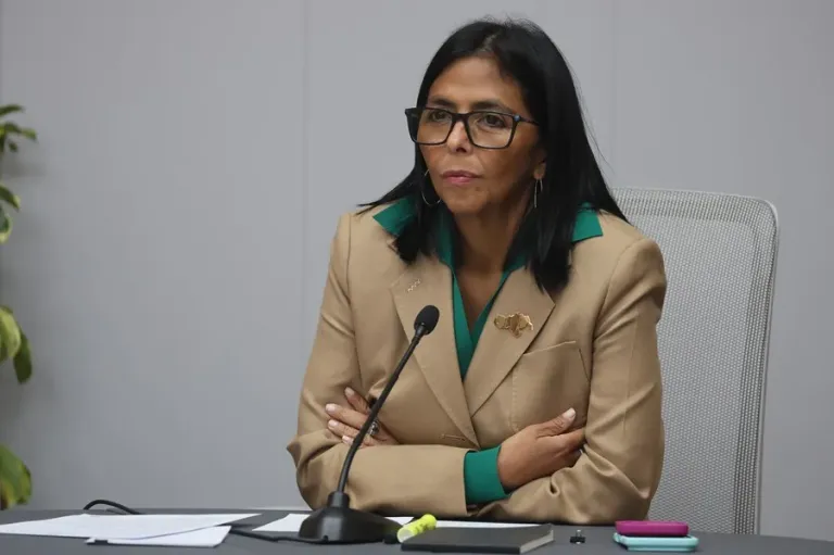 Delcy Rodríguez Afirma que Más de Mil Detenidos en Venezuela Han Sido Liberados