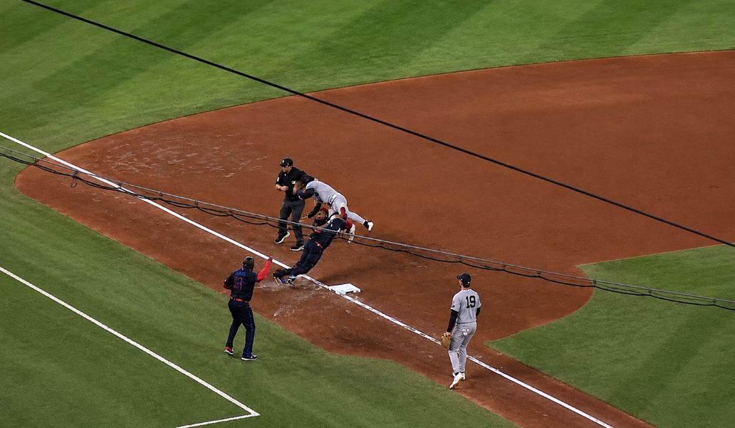 Vladimir Guerrero Jr. Abandona Partido por Molestia en la Cabeza Tras Impacto Contra los Yankees