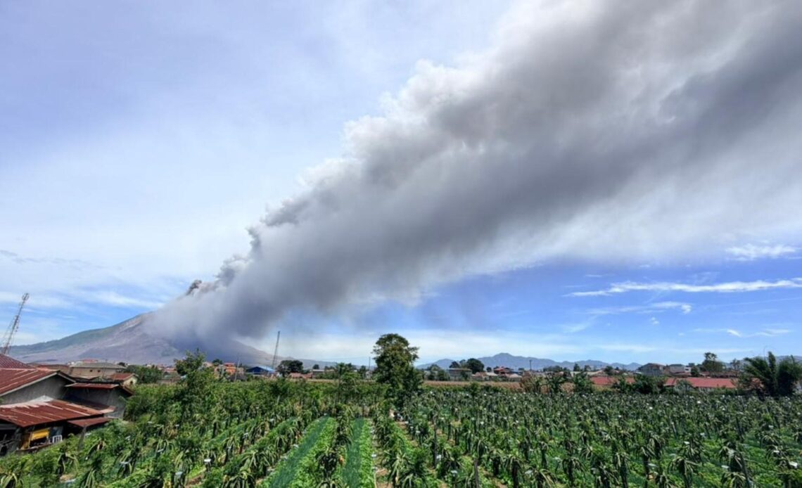 Volcán Sinabung en Indonesia Erupciona con Columna de Ceniza de 3.500 Metros