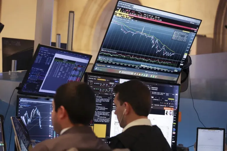 Wall Street Cierra al Alza Impulsado por Petróleo a la Baja y Avance Tecnológico