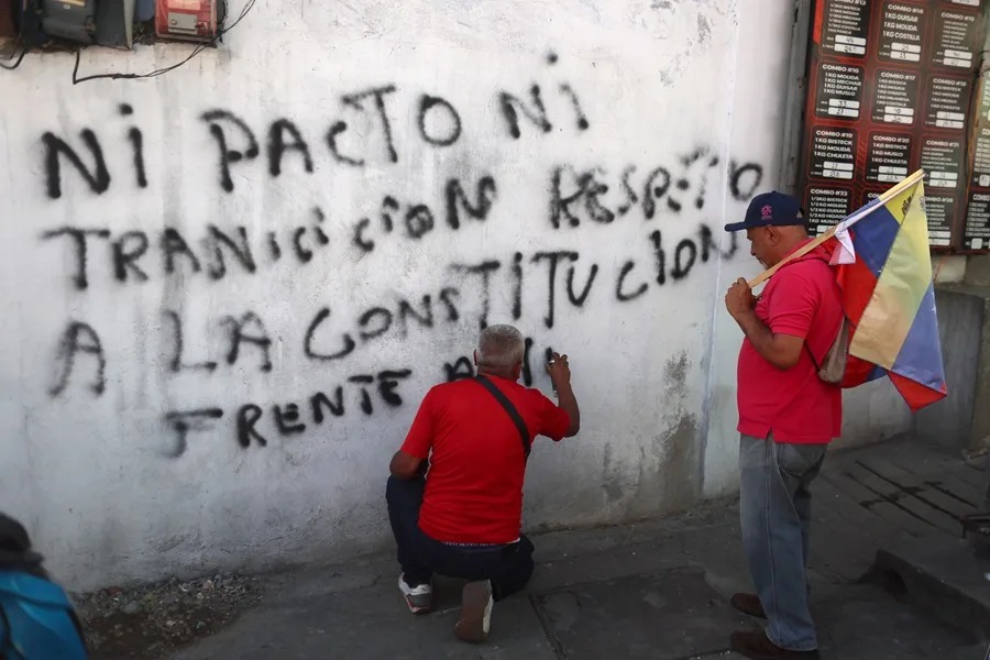 Chavistas se movilizan en rechazo al diálogo entre el Gobierno y la oposición venezolana