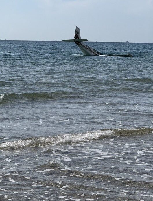 Piloto Rescatada Ilesa Tras Aterrizaje Forzoso en la Costa de Florida