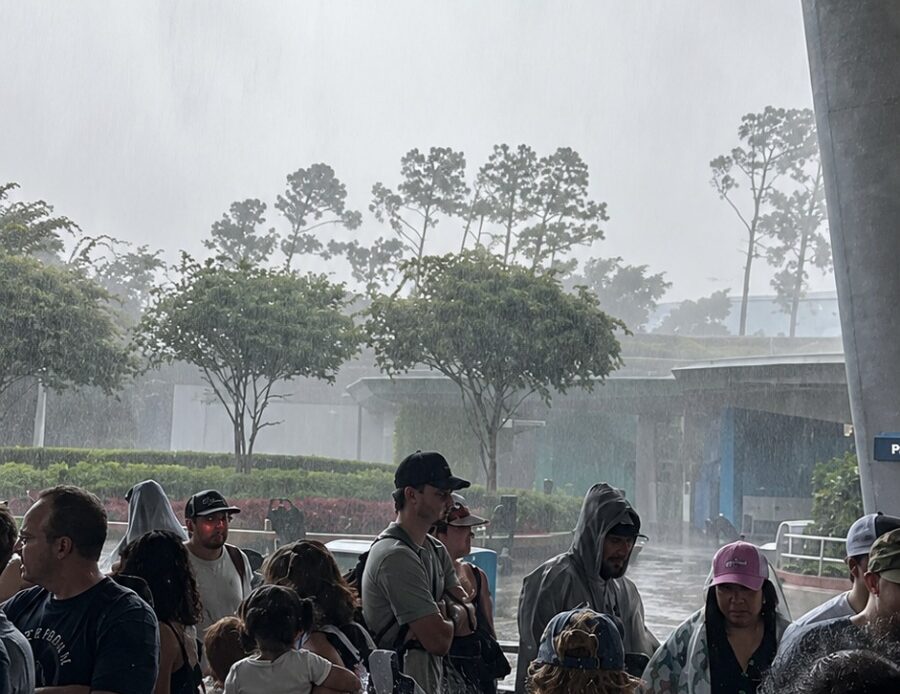 Disney World detiene operaciones por severa tormenta en Florida