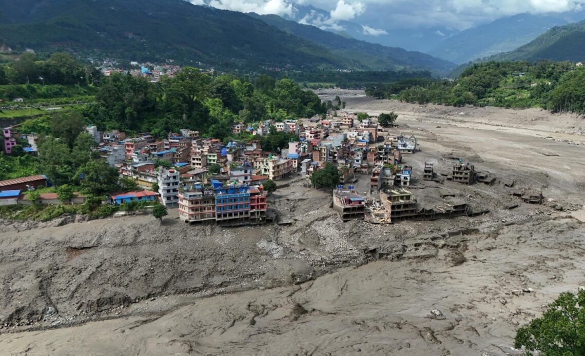 Riada devastadora golpea la frontera de Nepal: 16 fallecidos y casi 400 viajeros incomunicados
