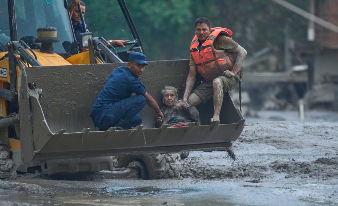 Incremento de Víctimas por Inundaciones y Deslizamientos en la Frontera Nepal-China: 166 Muertos y Más de 700 Desaparecidos