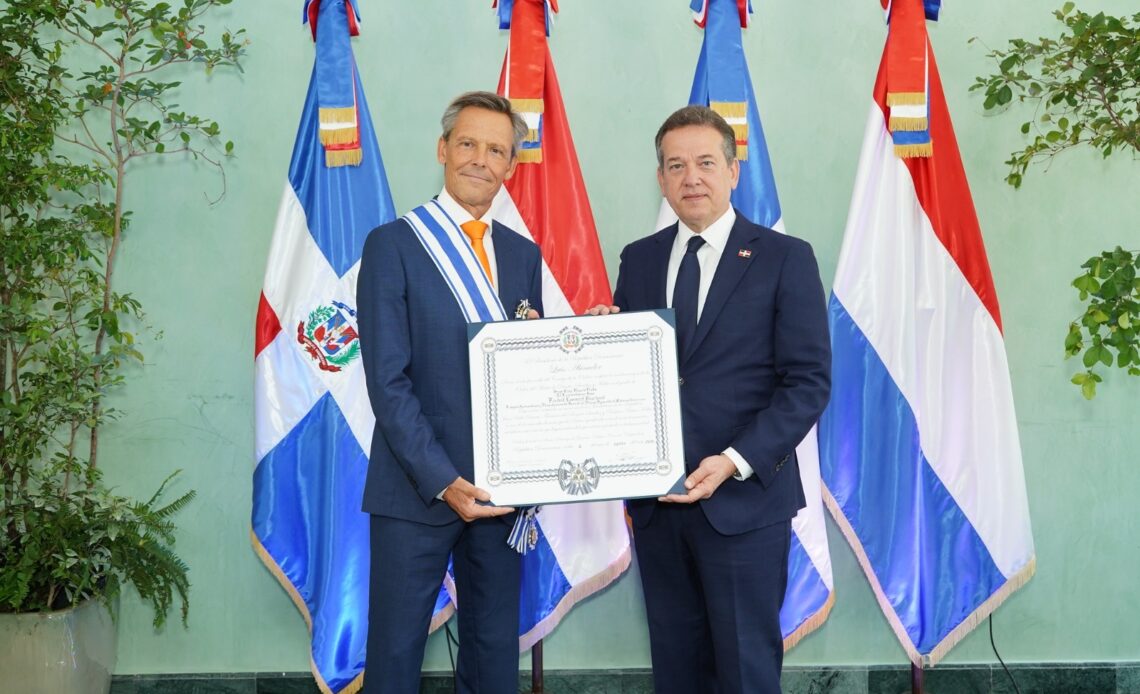 Ministro Bisonó Otorga Condecoración a Embajador Neerlandés al Finalizar su Gestión en República Dominicana
