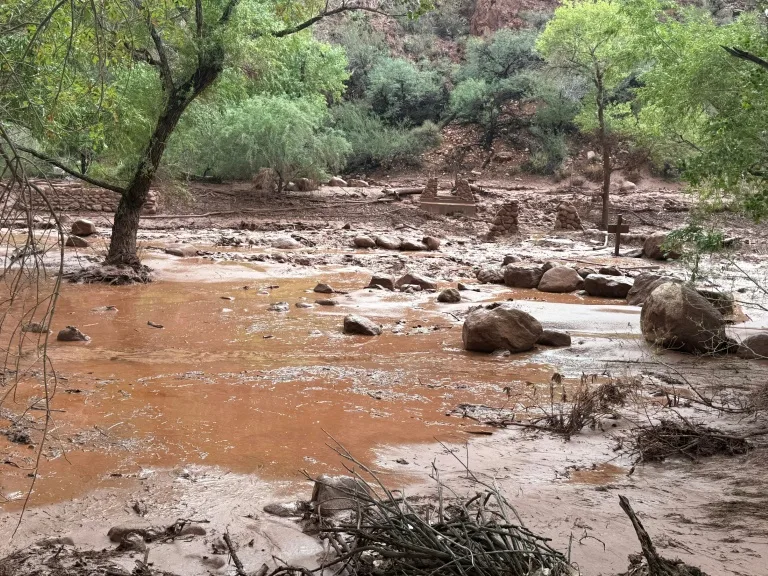 Fatal Inundación Repentina Azota el Gran Cañón, Dejando un Fallecido y Varias Personas Desaparecidas