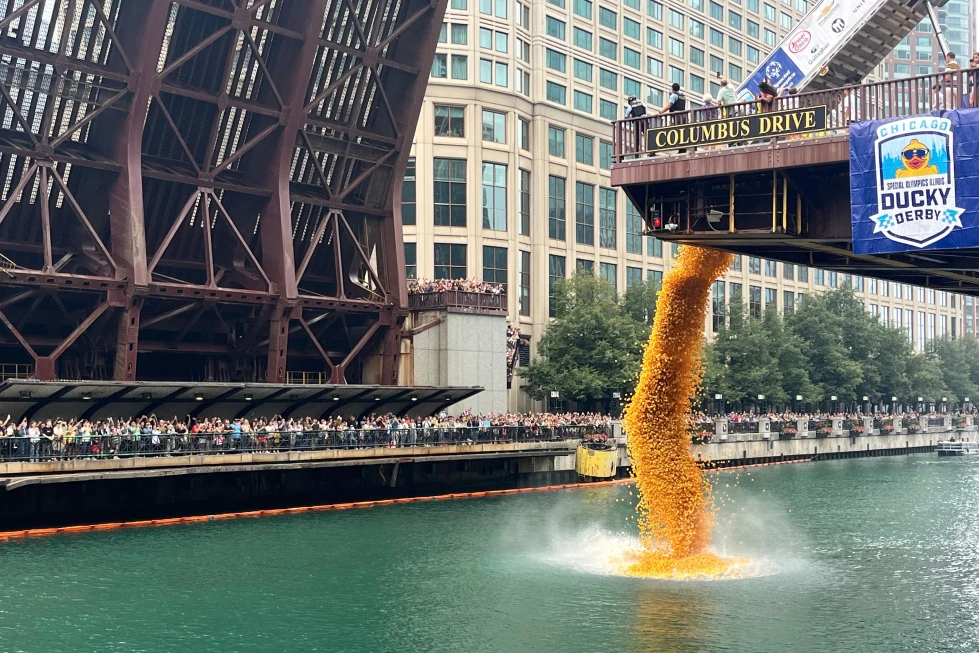 Río Chicago Recibe 90 Mil Patos de Goma en Evento Anual de Recaudación para Special Olympics