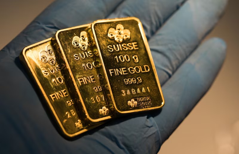 Precio del Oro Retrocede Tras Récords, Pero Expertos Anticipan Continuidad del Auge