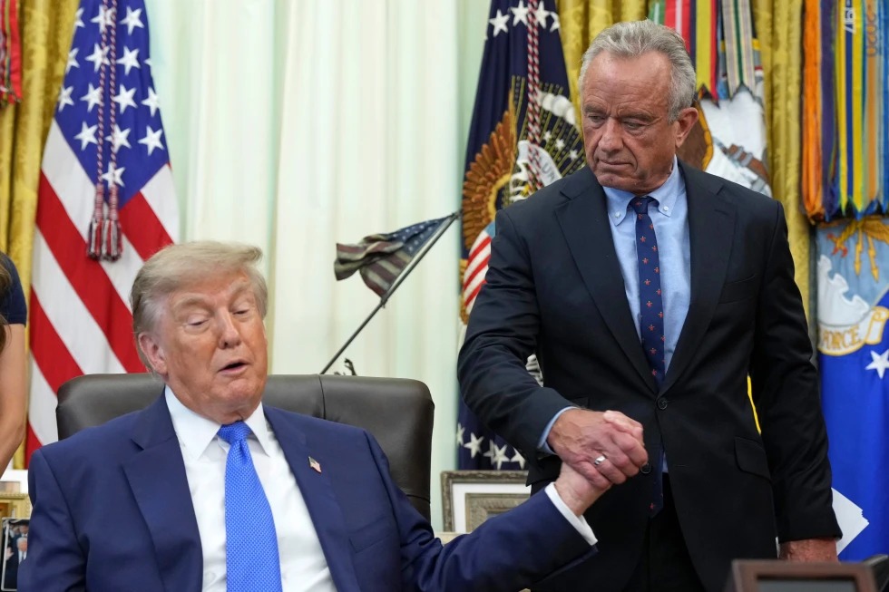 Expertos Médicos Alertan que Orden de Trump sobre Vacunas Infantiles Podría Generar Incertidumbre y Mayores Riesgos