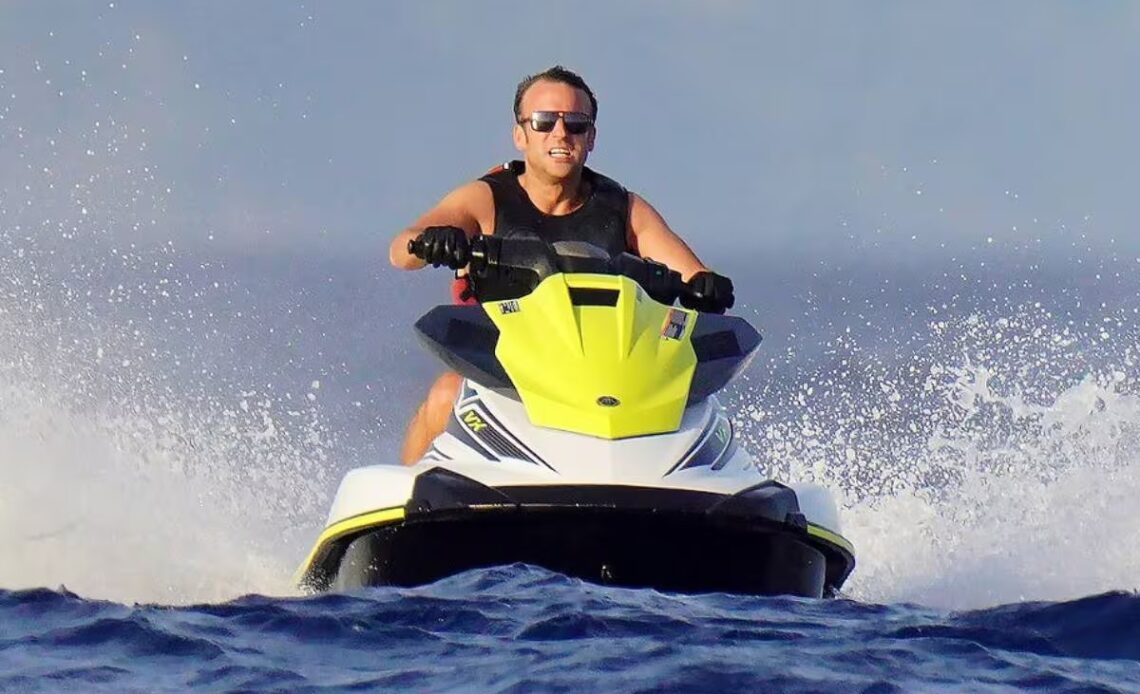 Vacaciones de Macron en moto acuática provocan controversia en medio de la crisis climática de Francia