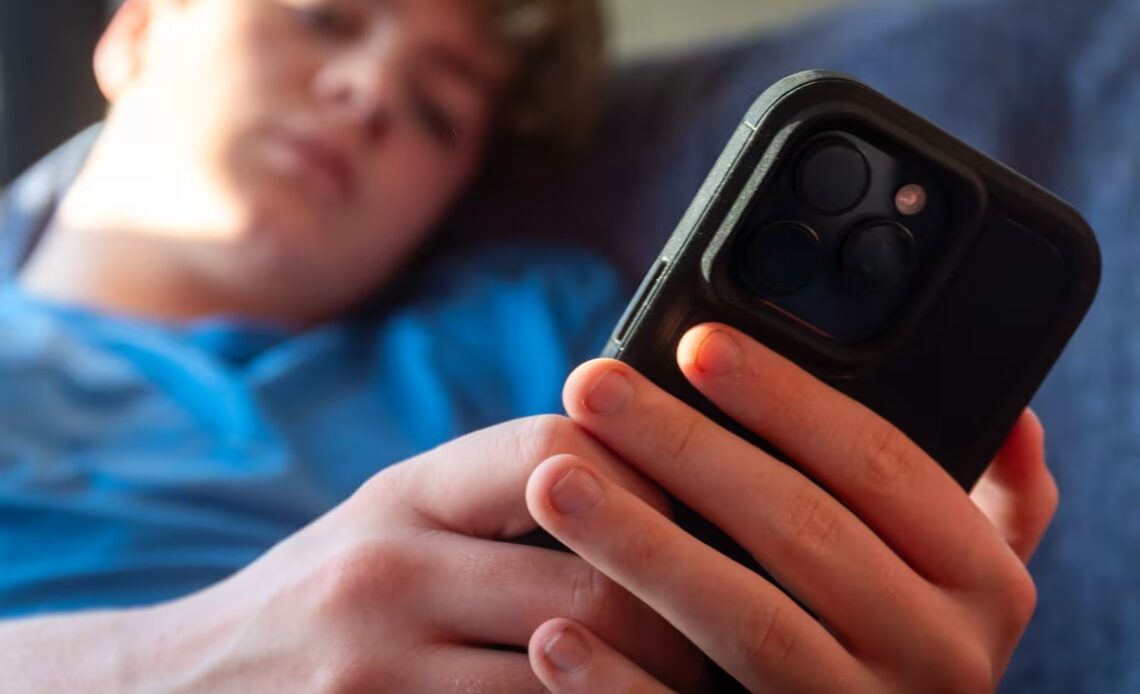 Nueva Zelanda Propone Prohibir Redes Sociales a Menores de 16 Años
