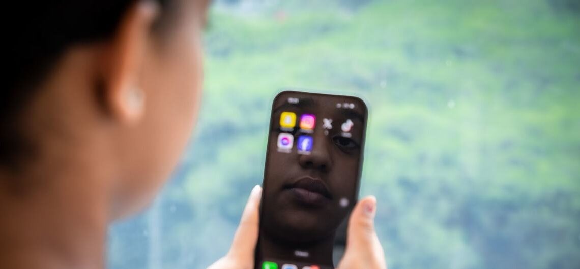 HRW Denuncia Que Facebook y TikTok Facilitan el Reclutamiento de Menores por Grupos Armados en Colombia