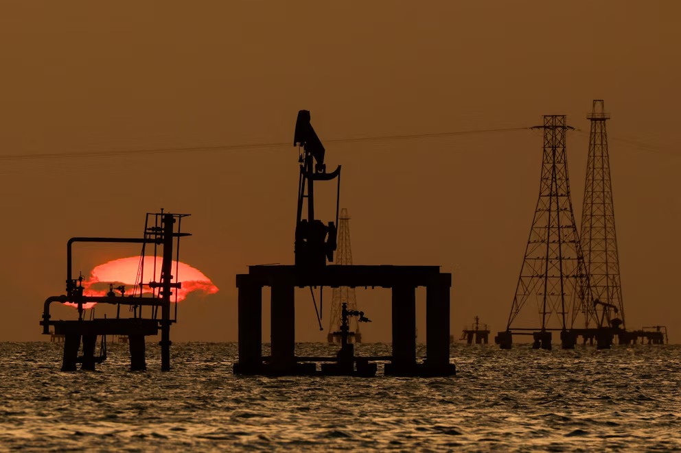 Precios del Petróleo se Disparan por Escalada de Tensión entre EE. UU. e Irán en el Estrecho de Ormuz