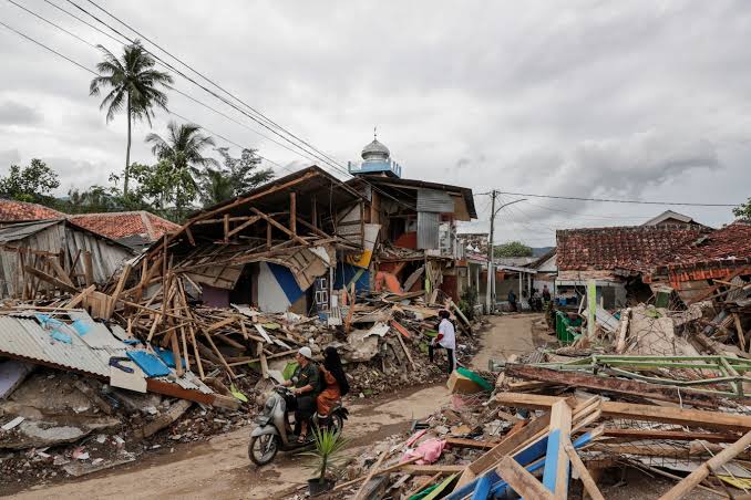 Fuerte terremoto de magnitud 7.7 sacude Indonesia y activa alerta de tsunami