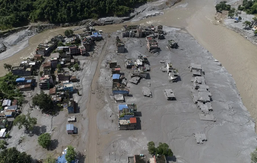 Nepal Aumenta a 669 las Víctimas de Inundaciones, Mientras China Reporta el Drenaje de Represa Natural
