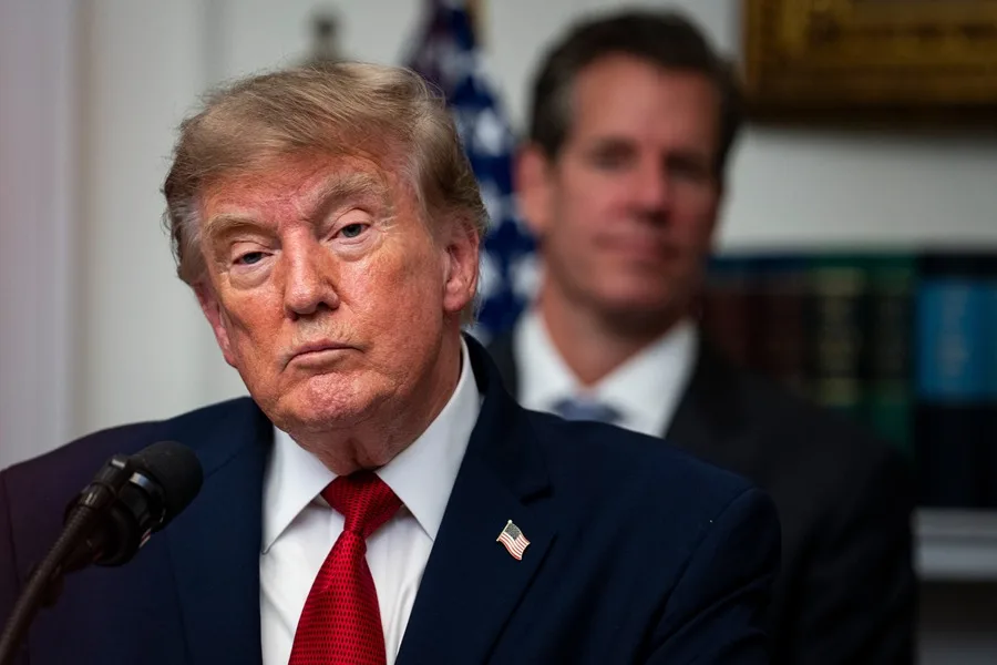 Administración Trump Refuerza Restricciones Migratorias con Exigencias Económicas y Cancelación Masiva de Permisos