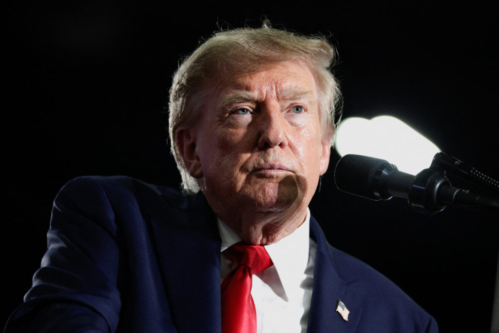 Donald Trump Decreta Banderas a Media Asta por el Fallecimiento de Dolly Parton