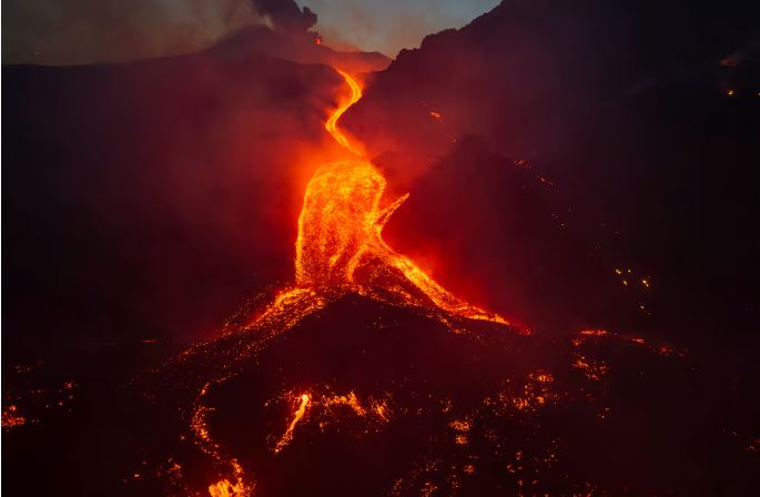 El Volcán Etna Mantiene su Actividad Eruptiva, Dispersando Cenizas por el Mediterráneo