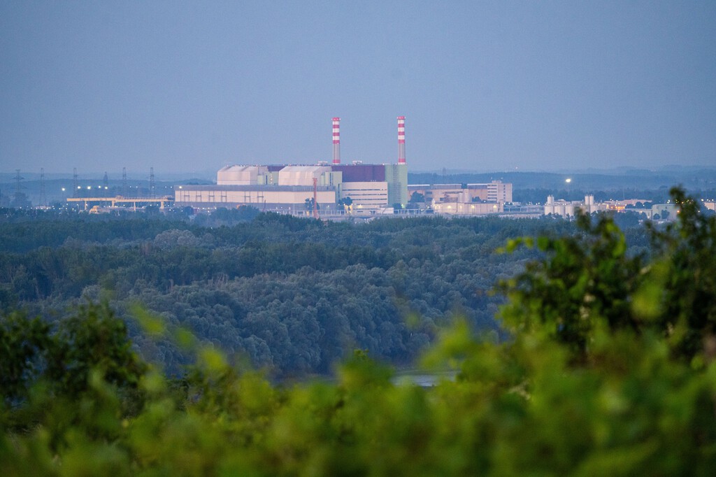 La Central Nuclear Paks de Hungría Detiene Operaciones por Bajo Nivel del Danubio Ante Ola de Calor