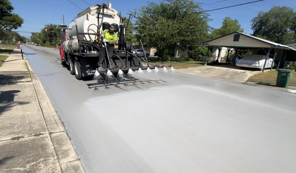 Los Ángeles experimenta con asfalto blanco para combatir el calor urbano: análisis de sus limitaciones y eficacia