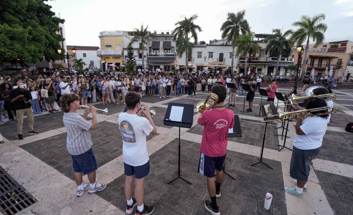 Jóvenes Músicos del Carnegie Hall Realizan Actuación Impromptu en la Ciudad Colonial