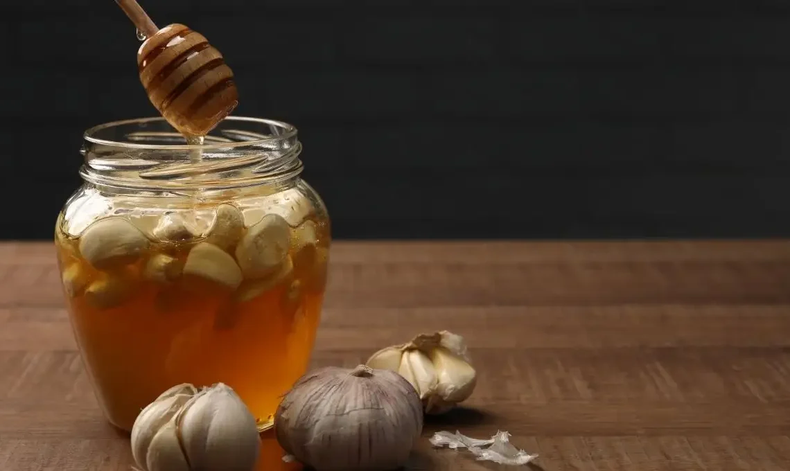 Especialistas Analizan la Tendencia Viral del Ajo Fermentado en Miel: ¿Beneficios Reales o Riesgos Potenciales?