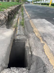 Peligro latente en Avenida España: Alcantarillas sin tapa amenazan a peatones