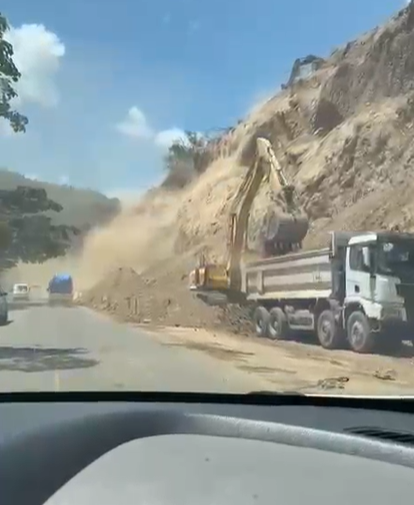 Desprendimiento de rocas en la vía Jarabacoa–La Vega crea peligro para el tránsito