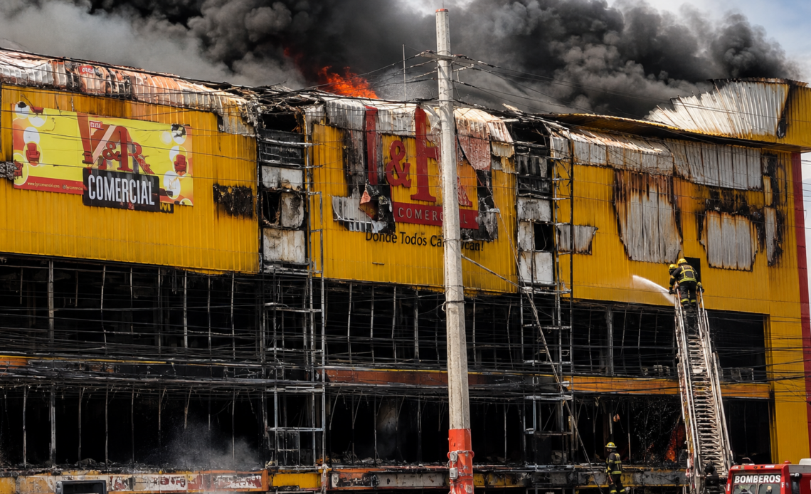 Incendio en L&R Comercial: Defensa Civil y Bomberos Controlan las Llamas