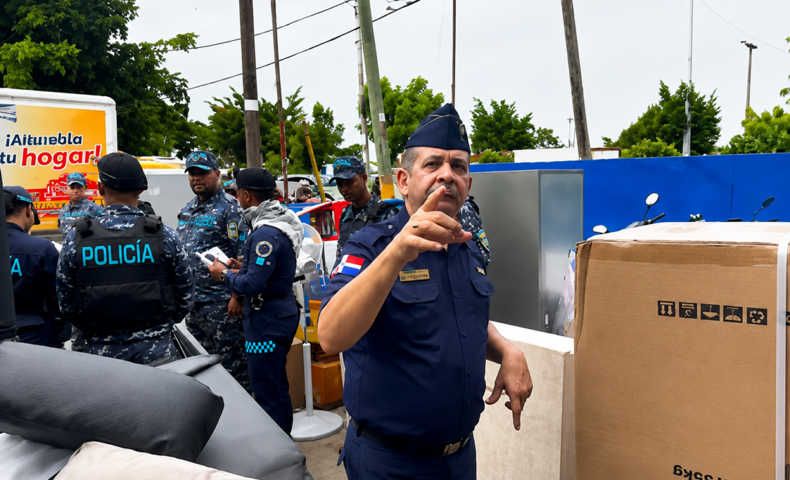 Policía Nacional Refuta Acusaciones de Robo de Electrodomésticos Durante Incendio en L&R Comercial
