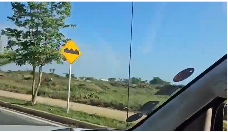 Habitantes de Ciudad Juan Bosch Reportan Bloqueo de Acceso Clave por Supuesto Cierre de Avenida La Gaviota