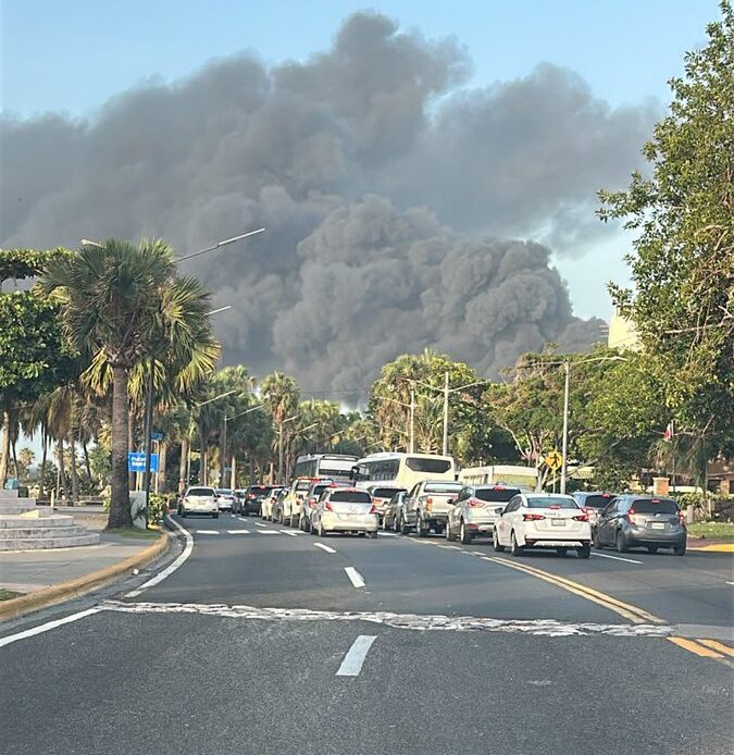 Incendio de Camión Cisterna Interrumpe Tráfico en Gazcue