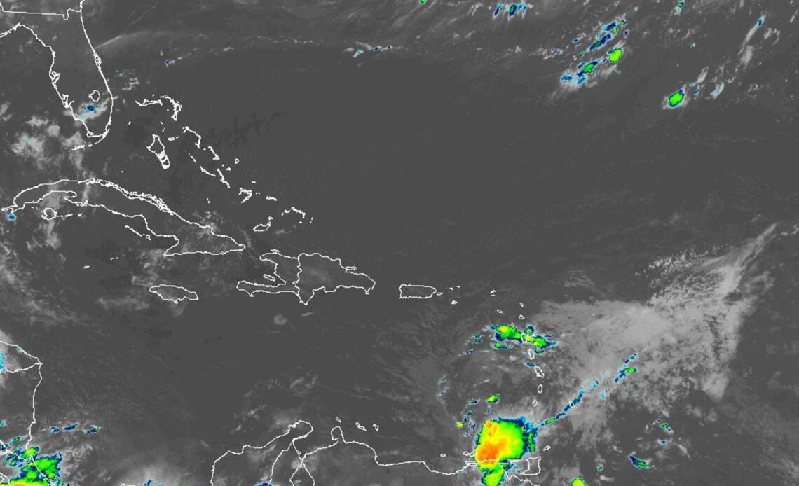 Anticipan un sábado de altas temperaturas con pronóstico de lluvias por onda tropical