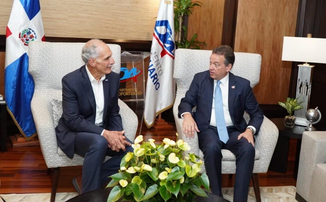 Ministro Bisonó da la bienvenida al presidente de Honduras en el AILA