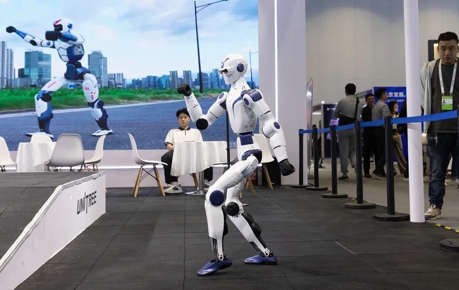 Robots Chinos Evolucionan de Exhibiciones a Funciones Utilitarias en la Vida Diaria