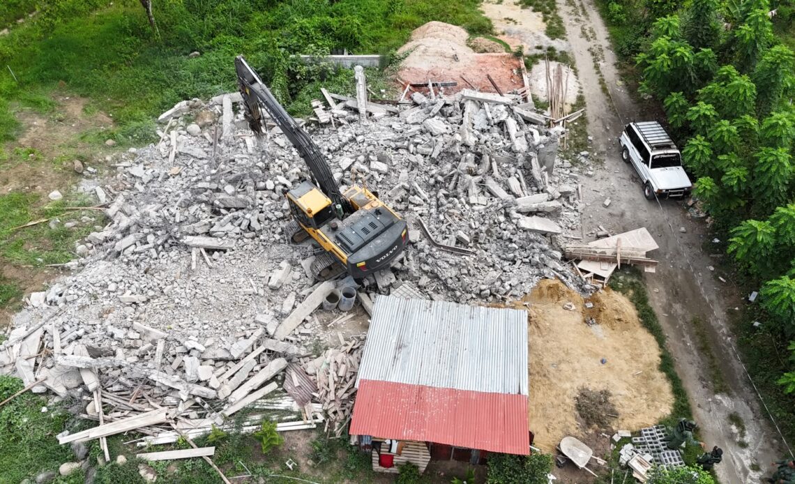 Medio Ambiente Actúa Contra Construcciones Ilegales con Demoliciones y Acuerdos