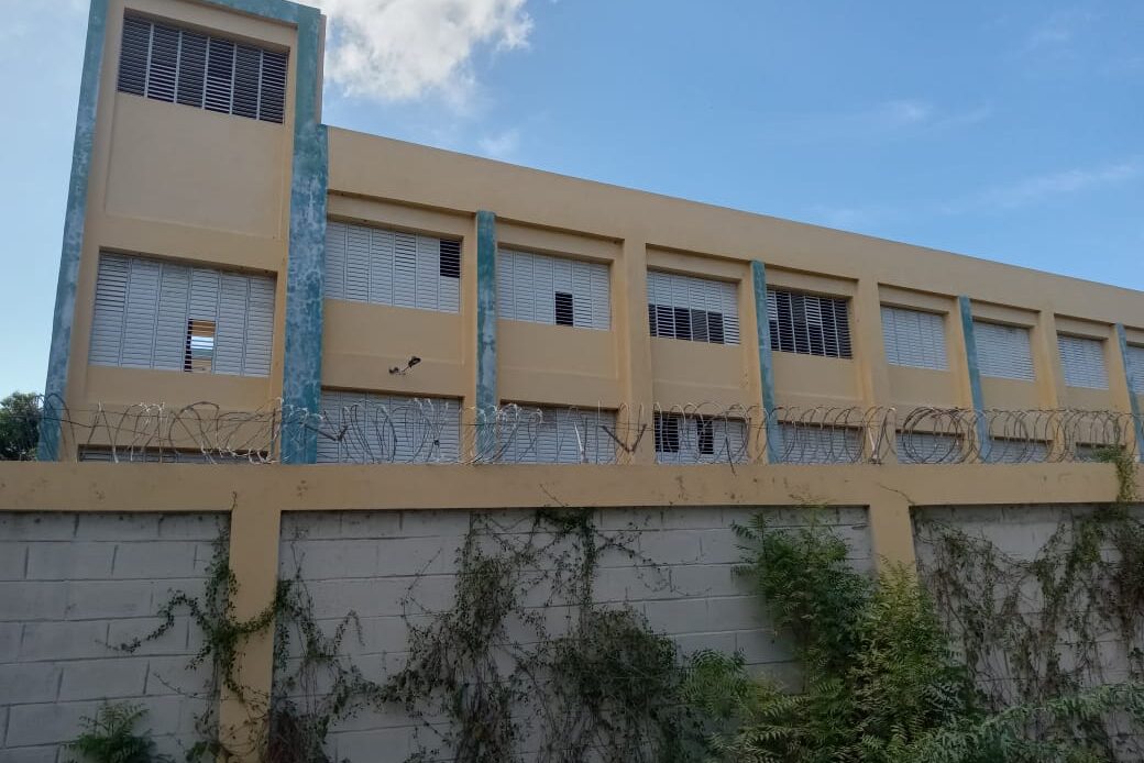 Padres en Azua Retienen a Hijos del Liceo Gastón Fernando Deligne por Deterioro Extremo