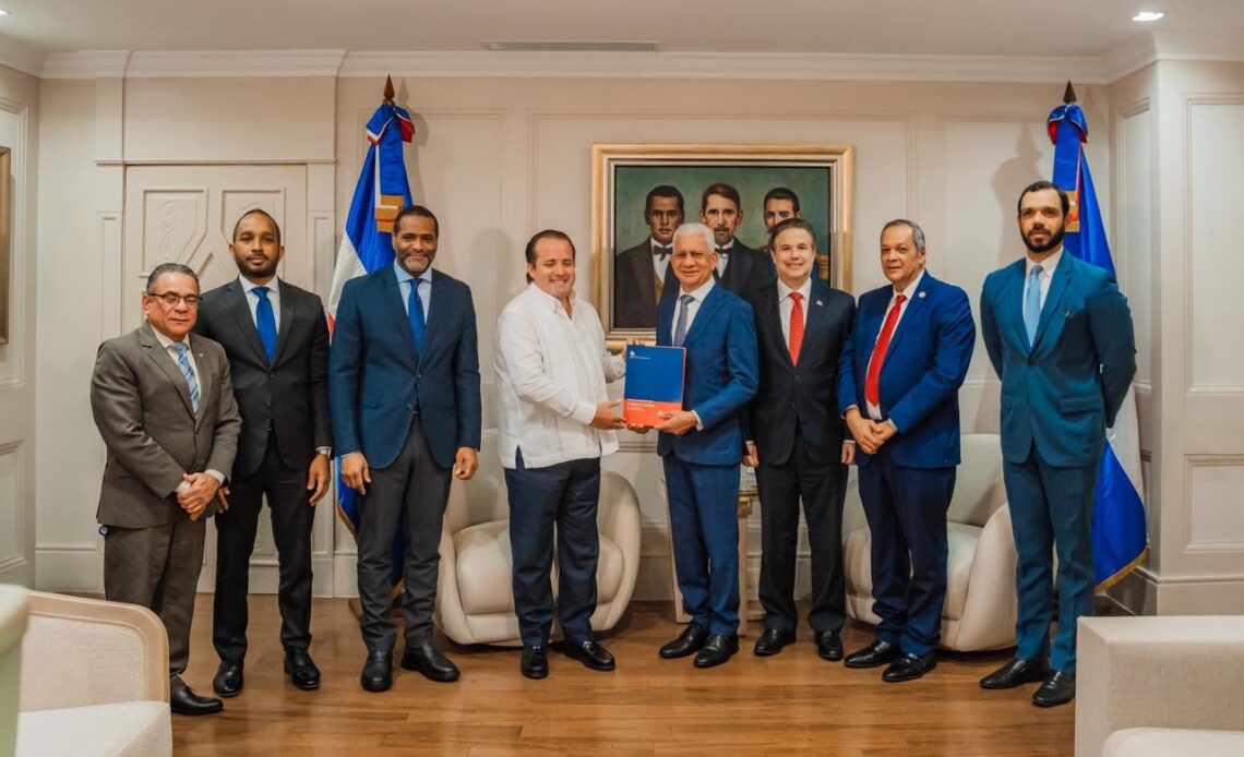 Ministro Paliza presenta anteproyecto de nueva Ley de Alianzas Público-Privadas en el Senado