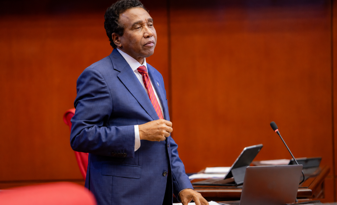 Senador Dominicano Propone Ley para Reducir Aranceles de EE. UU. del 12.5% al 10%