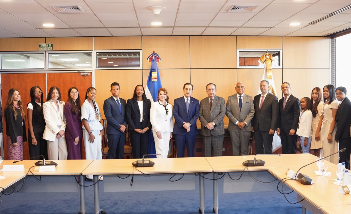 Valdez Albizu Acoge a Embajador Tony Raful y Estudiantes Dominicanos Sobresalientes en España