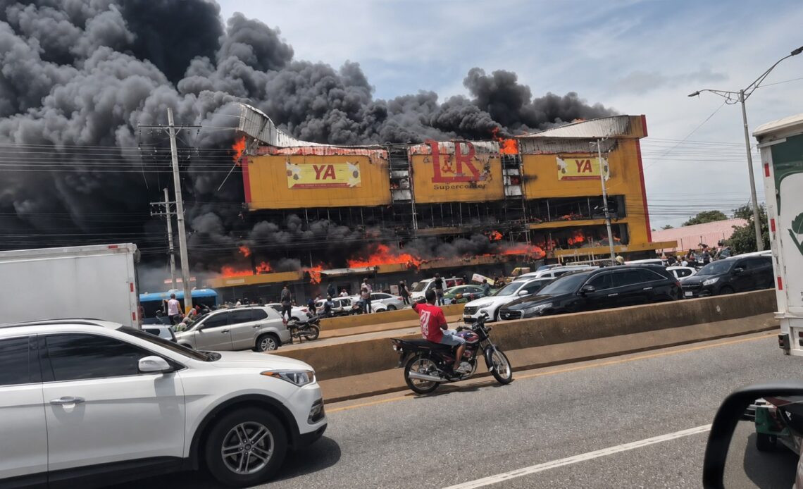 Incendio de Gran Magnitud Afecta Establecimiento Comercial en Autopista Las Américas