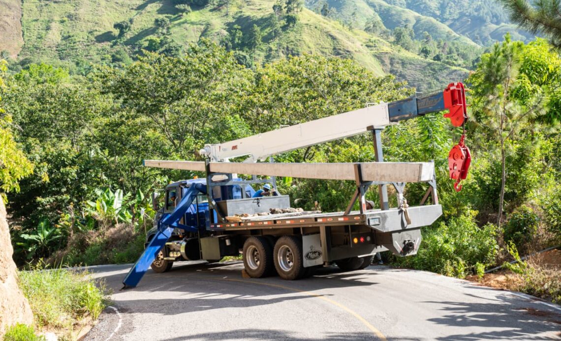 Edesur Lleva Energía Formal a Comunidad de Azua Previamente con Conexiones Informales