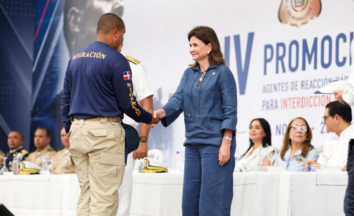 Raquel Peña Preside Ceremonias de Graduación para Más de 1,190 Jóvenes y Nuevos Agentes de Migración en Santiago