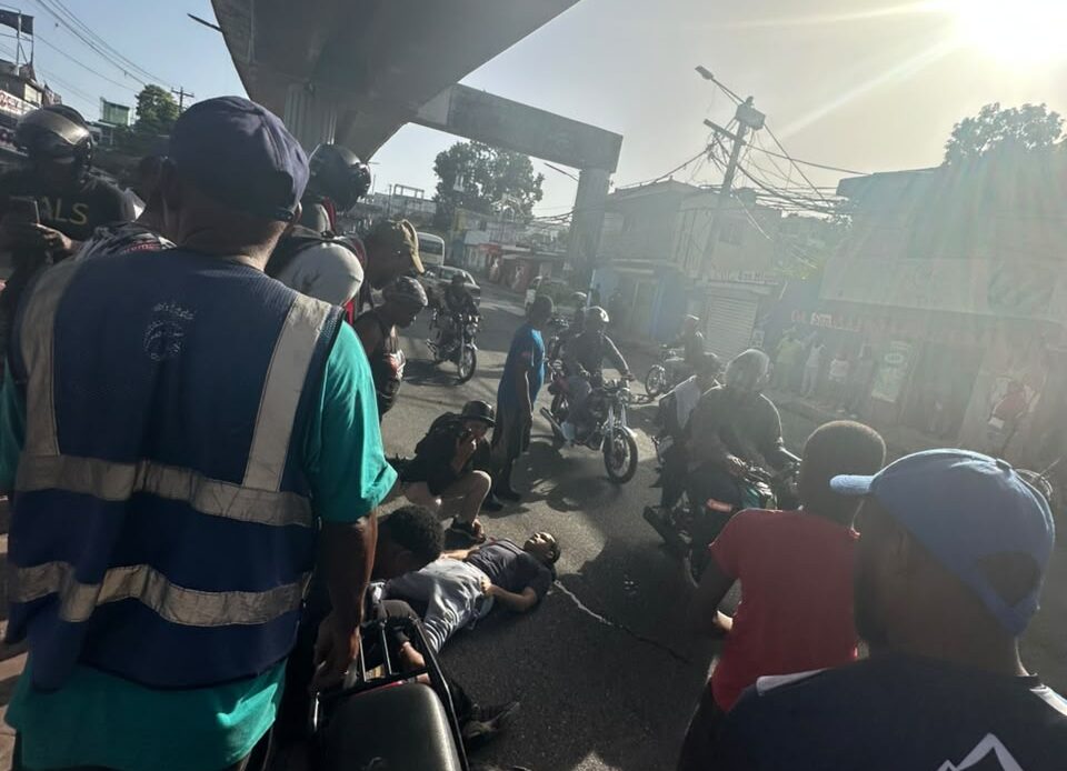 Accidente en Avenida Hermanas Mirabal Deja Dos Motoristas Lesionados