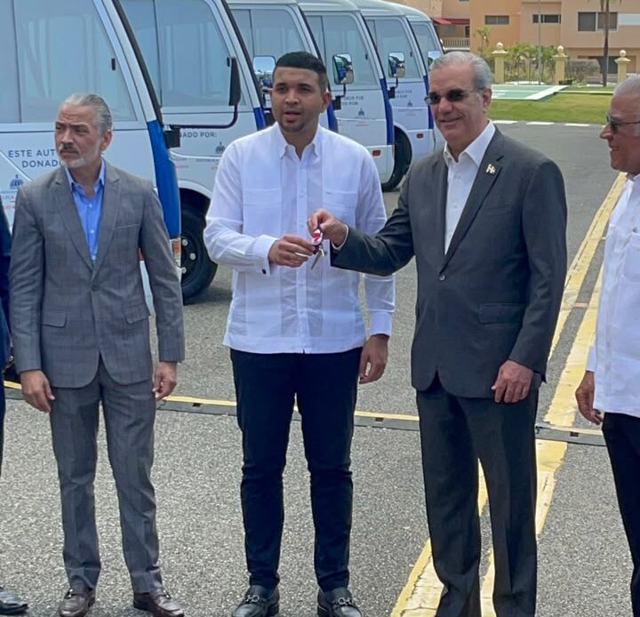 Presidente Abinader Refuerza el Transporte Universitario con 40 Nuevos Autobuses, Elevando la Flota a 90 Unidades