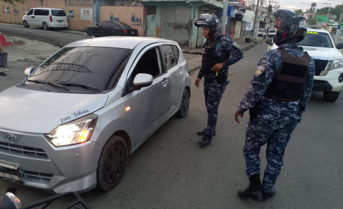La Policía de Santo Domingo Norte Recupera Vehículos Robados y Detiene a 14 Individuos en Operativos Recientes